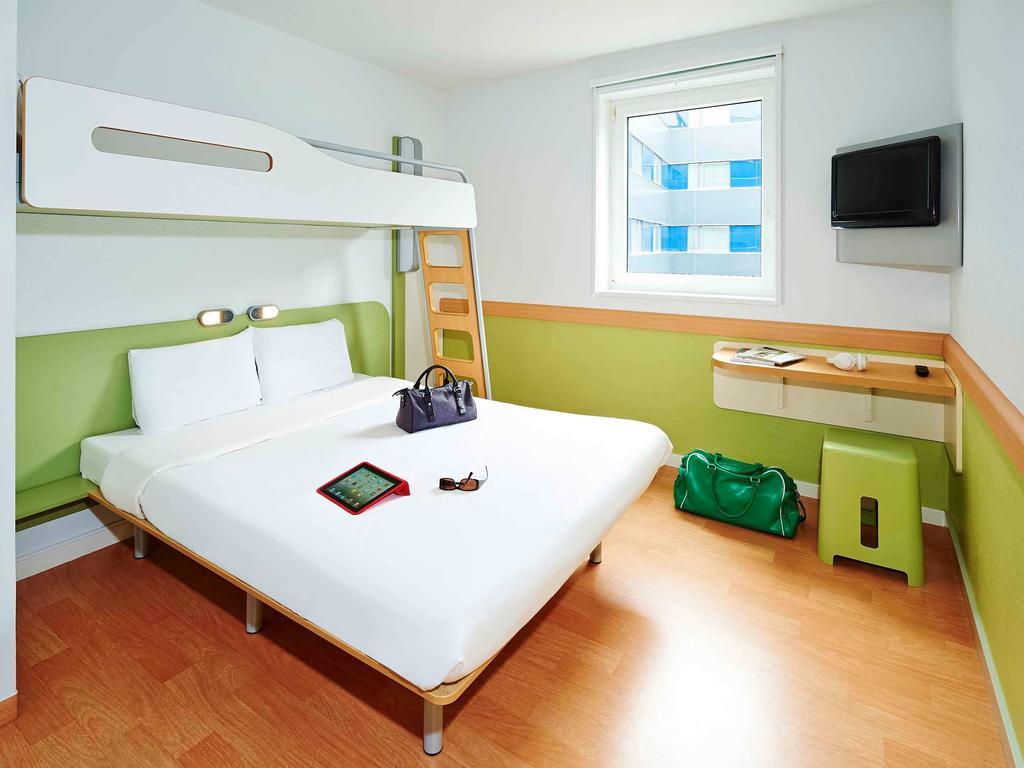 Standard Zimmer mit einem Doppel- und einem Etagenbett